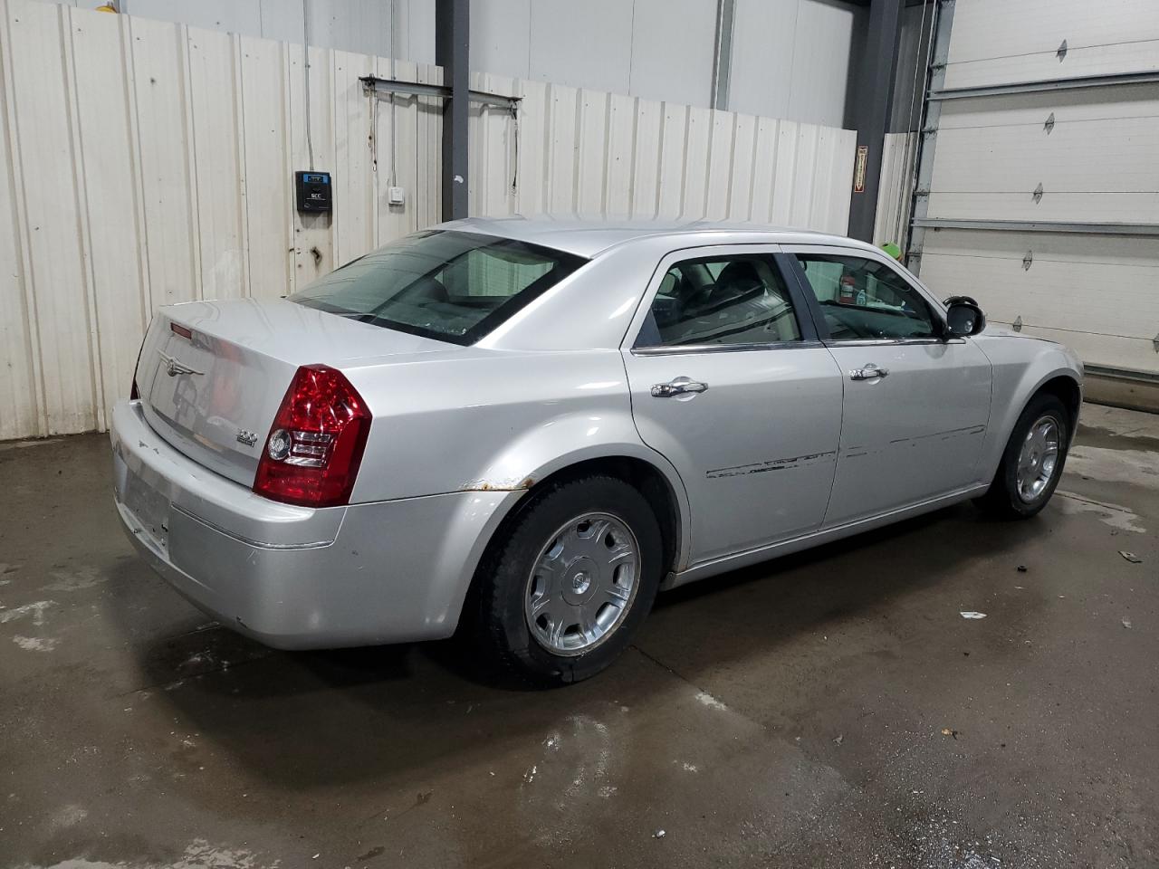 2010 Chrysler 300 - Image 3