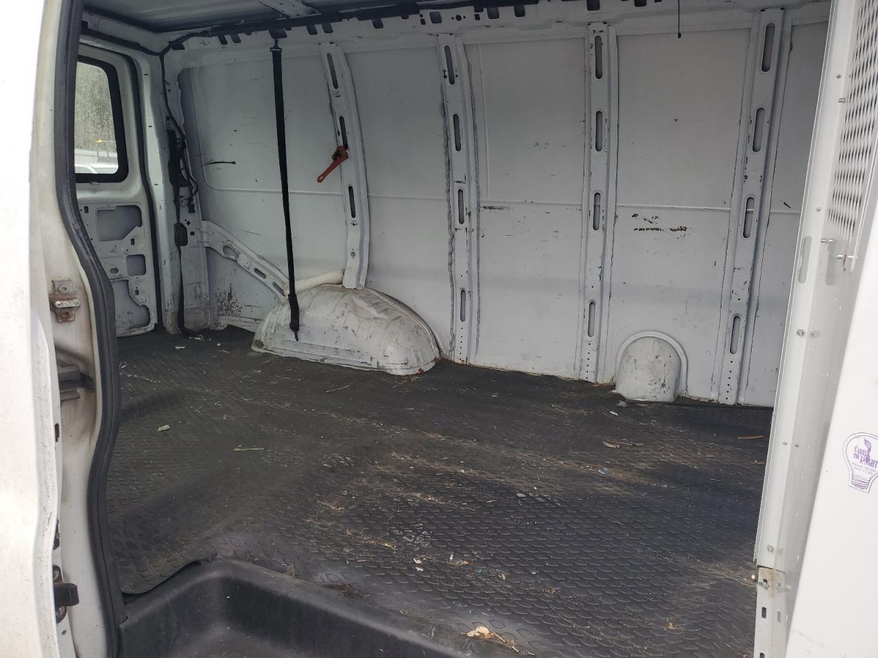 2009 Chevrolet Express - Image 11