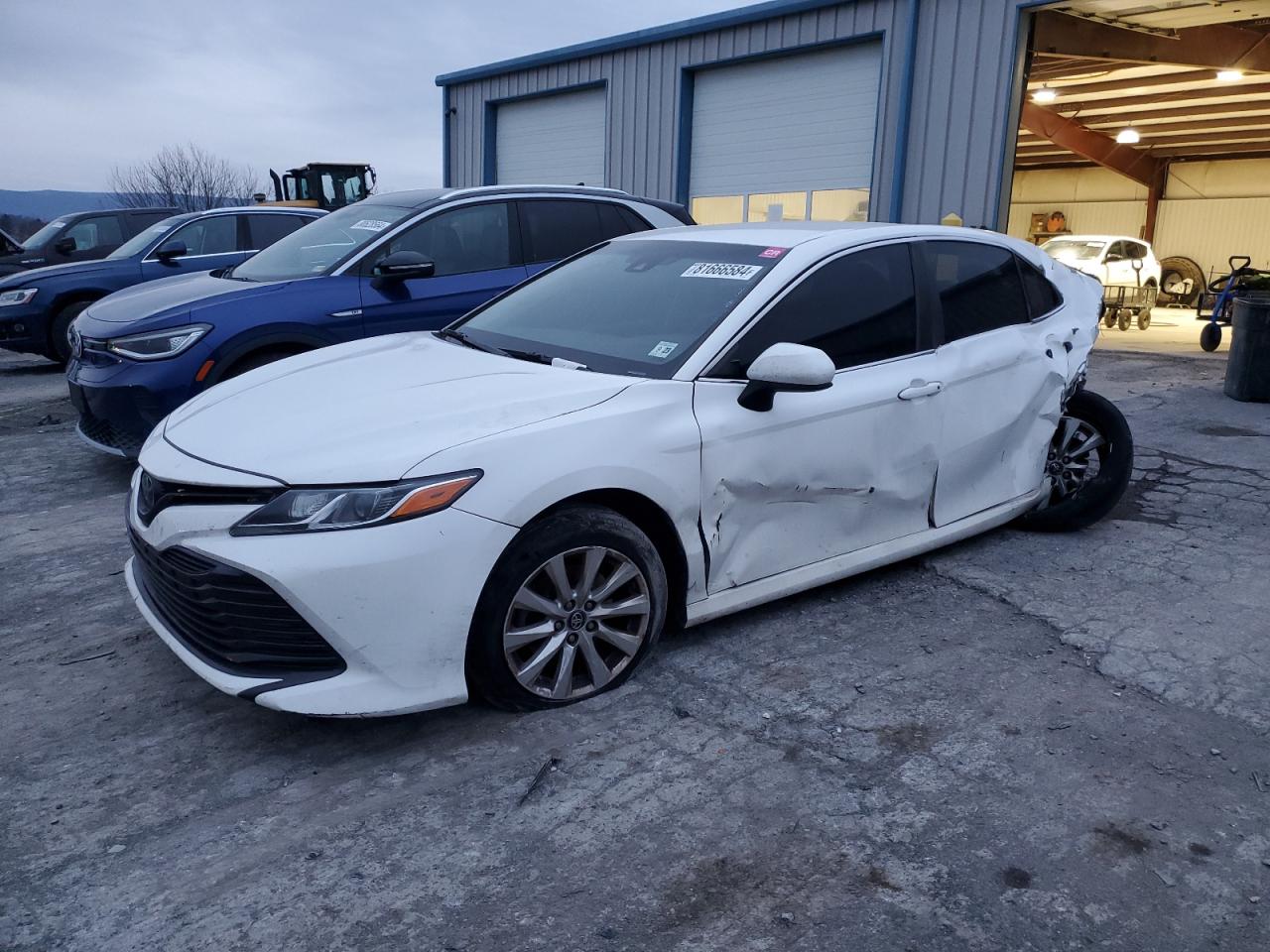 VIN 4T1B11HK4JU020520 2018 TOYOTA CAMRY no.1