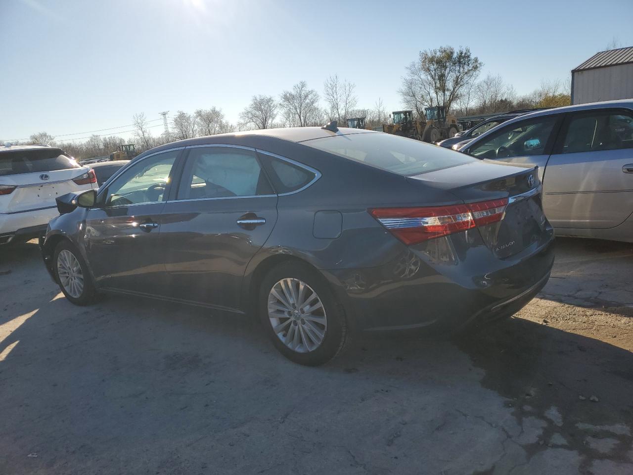 2015 Toyota Avalon - Image 2