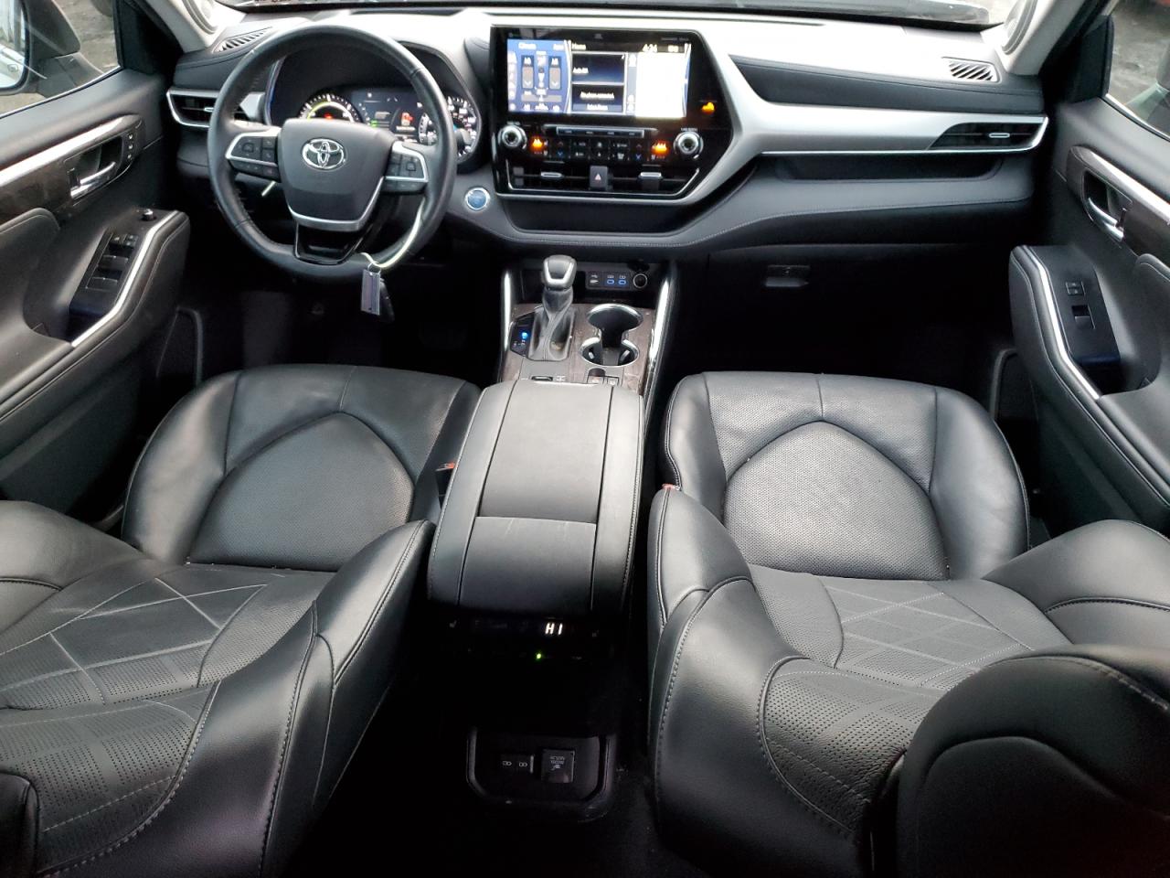 2022 Toyota Highlander - Image 8