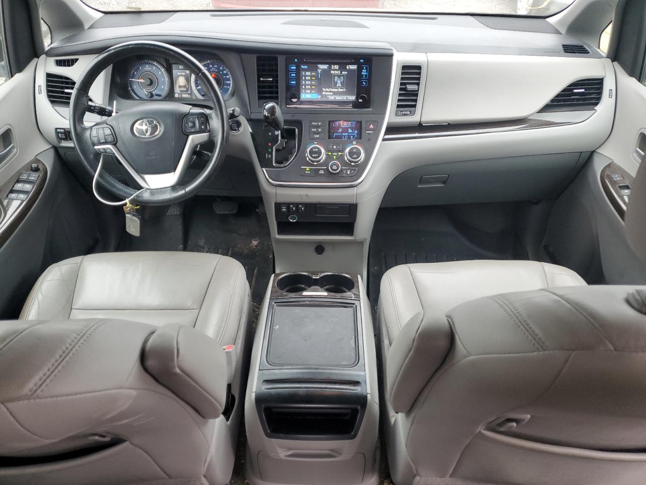 2015 Toyota Sienna - Image 8