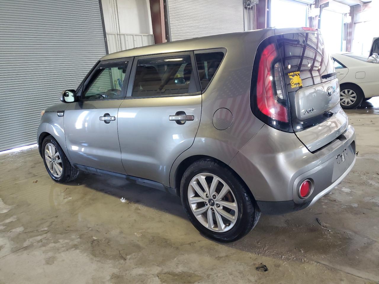 VIN KNDJP3A58J7534495 2018 KIA SOUL no.2