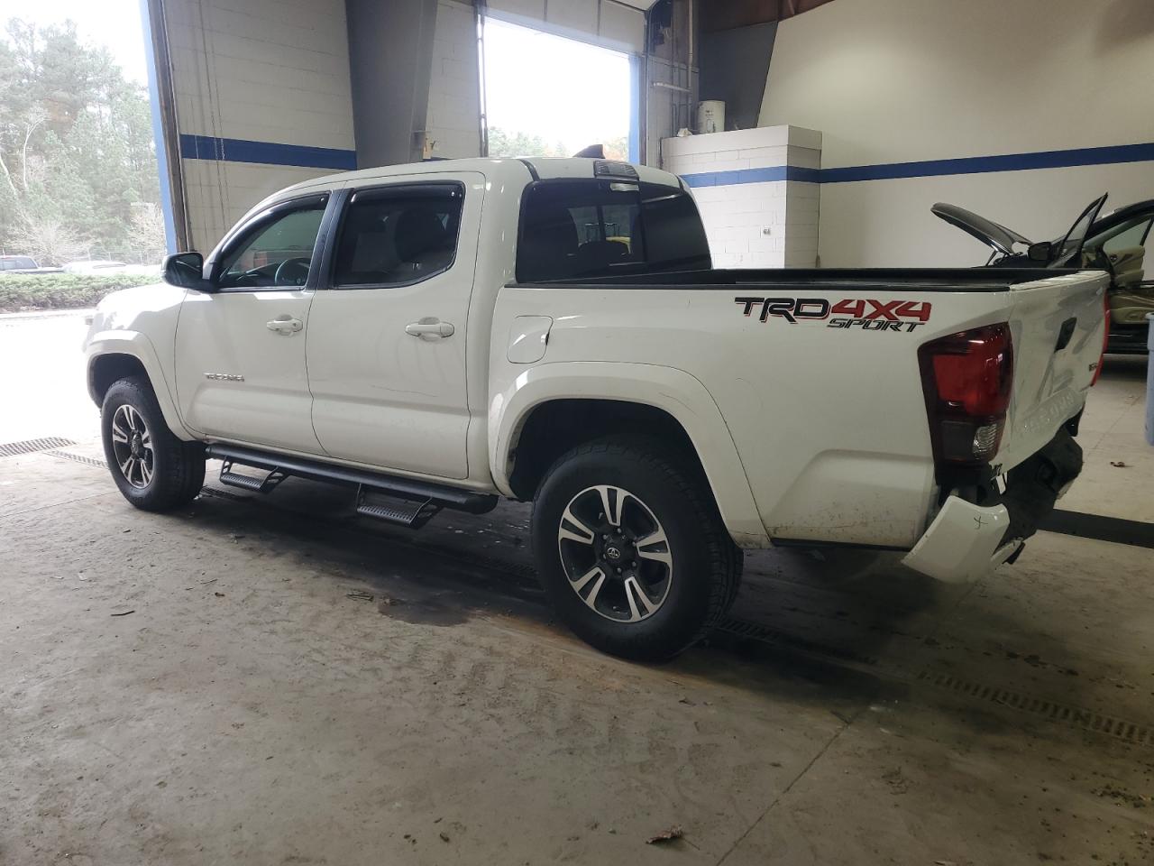 VIN 5TFCZ5AN3JX156651 2018 TOYOTA TACOMA no.2