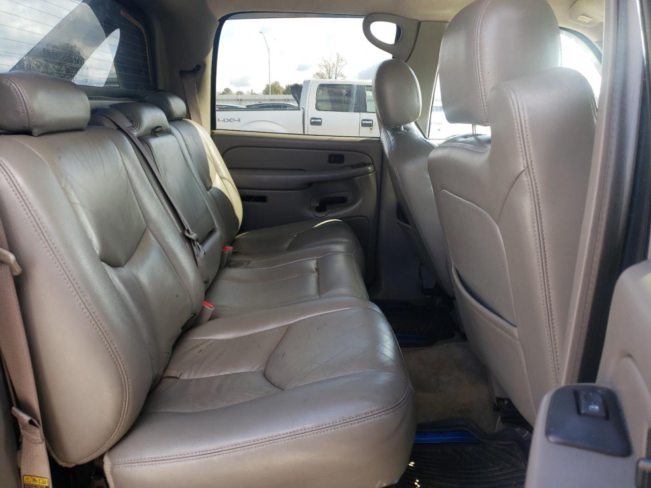 2005 Chevrolet Avalanche - Image 10