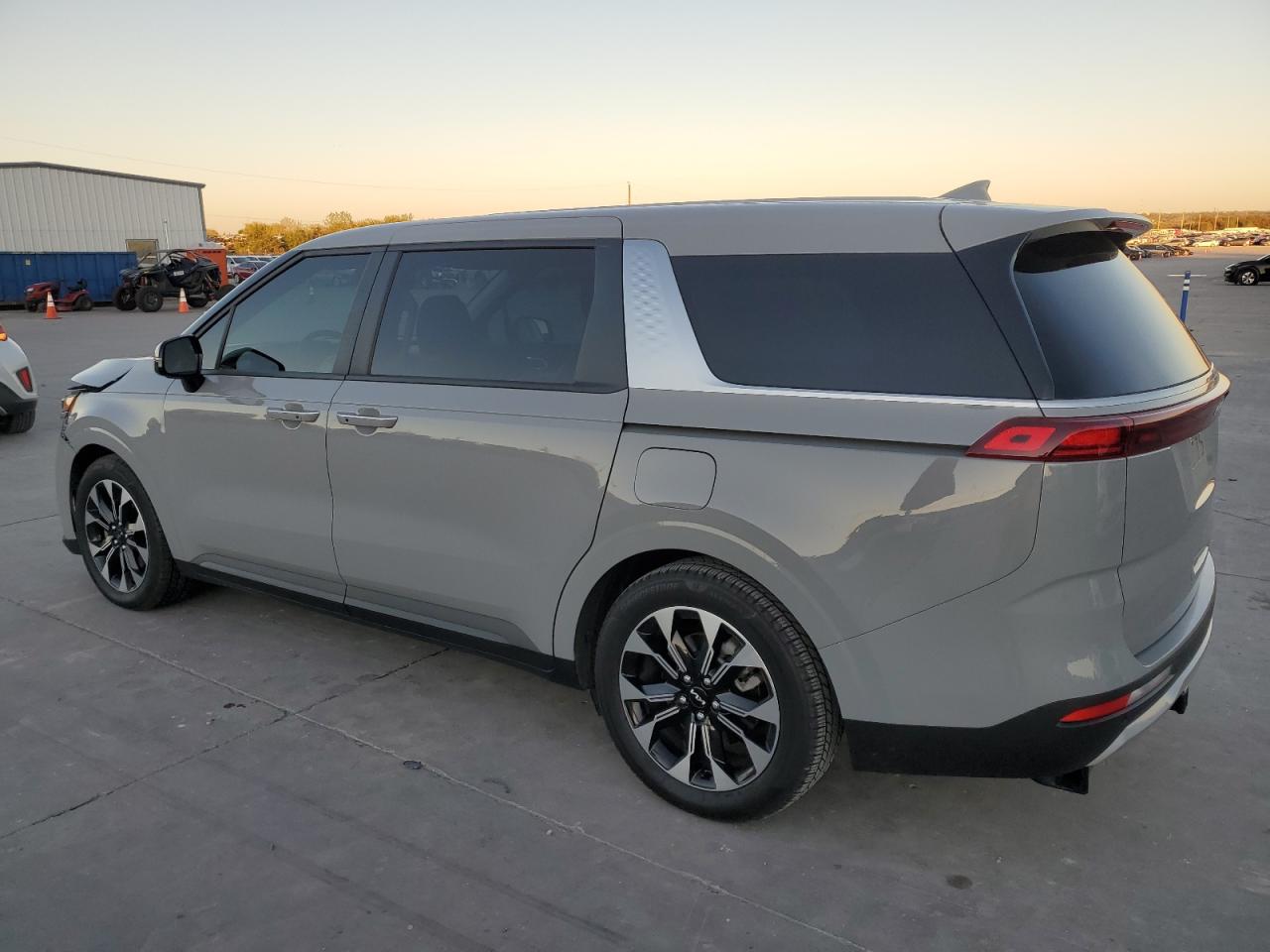 2022 Kia Carnival - Image 2