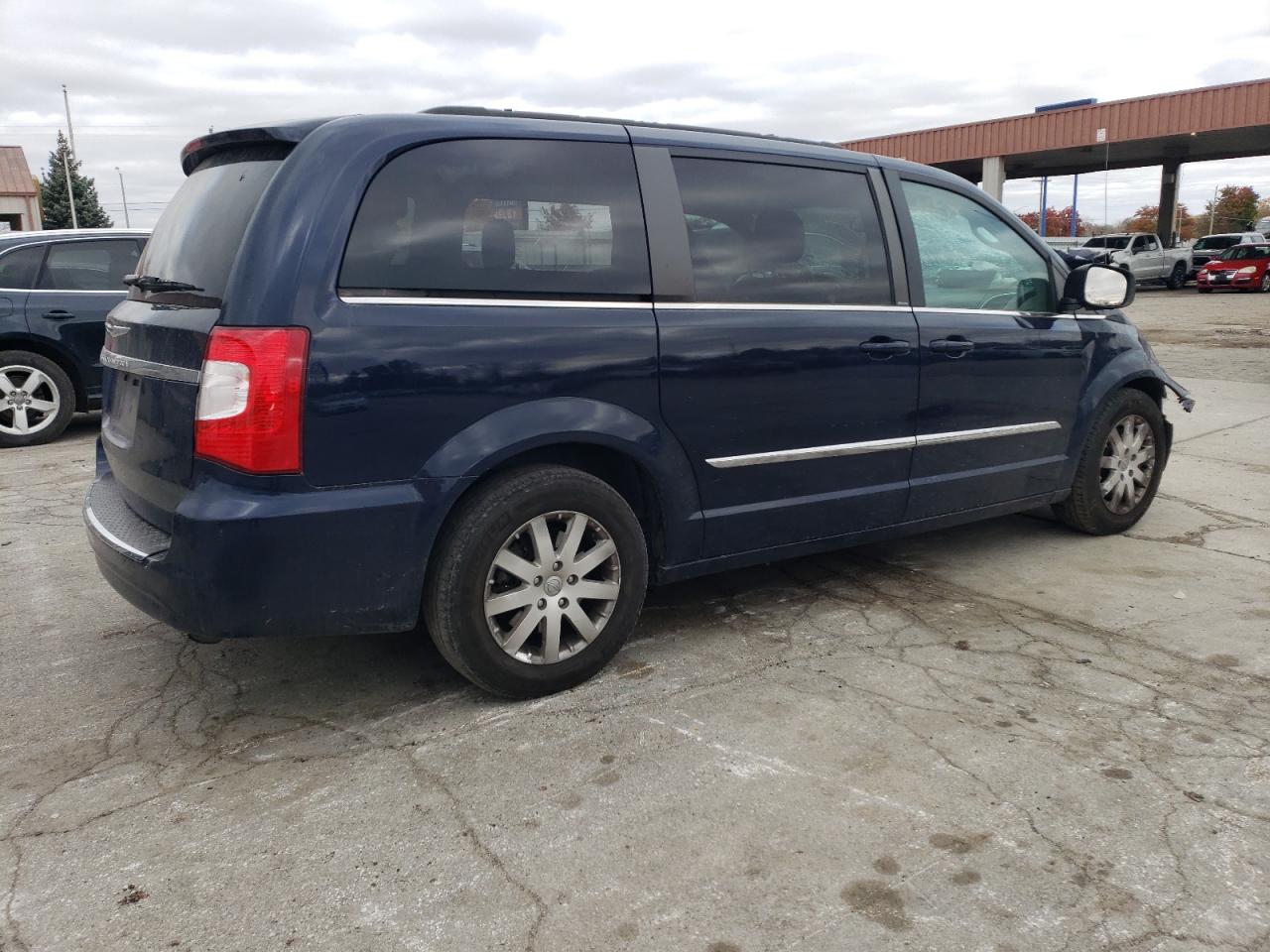 2014 Chrysler Town & Country - Image 3
