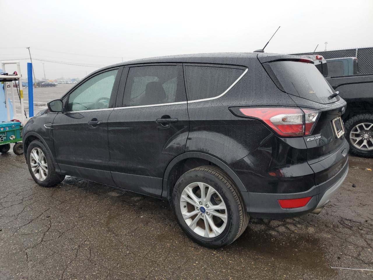 VIN 1FMCU0GD3HUC76943 2017 FORD ESCAPE no.2