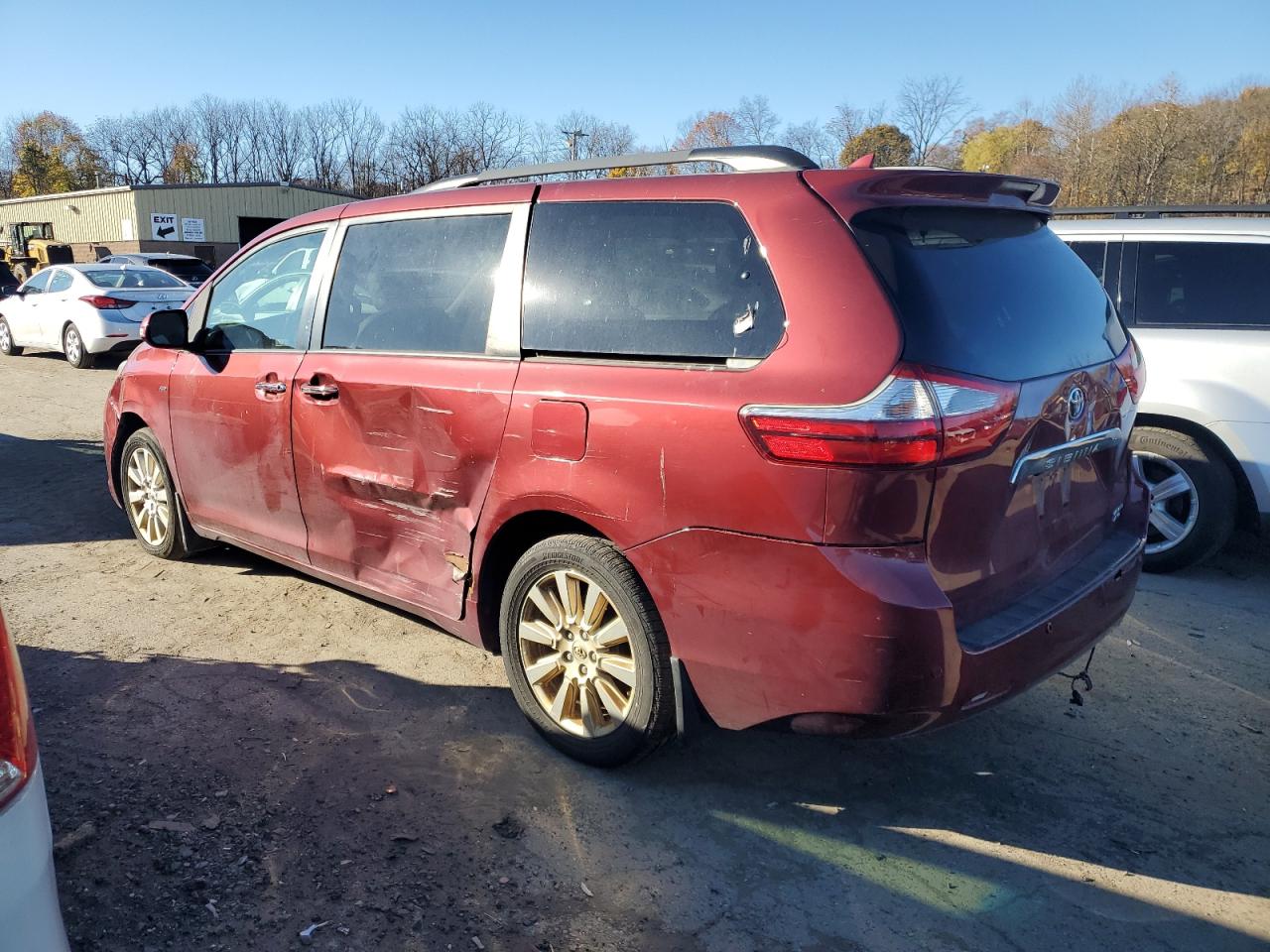 2017 Toyota Sienna - Image 2