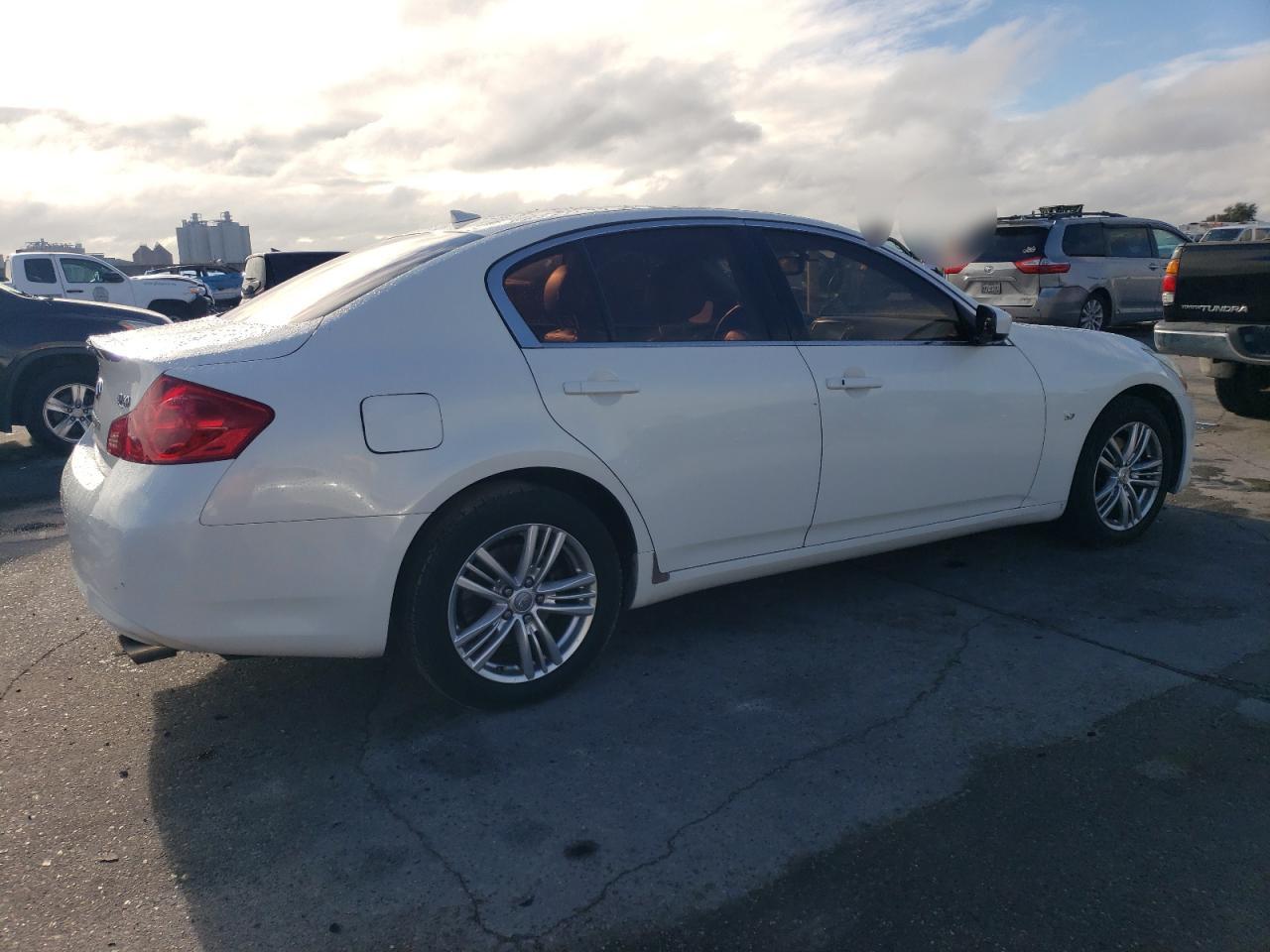 VIN JN1CV6AR7FM521252 2015 INFINITI Q40 no.3