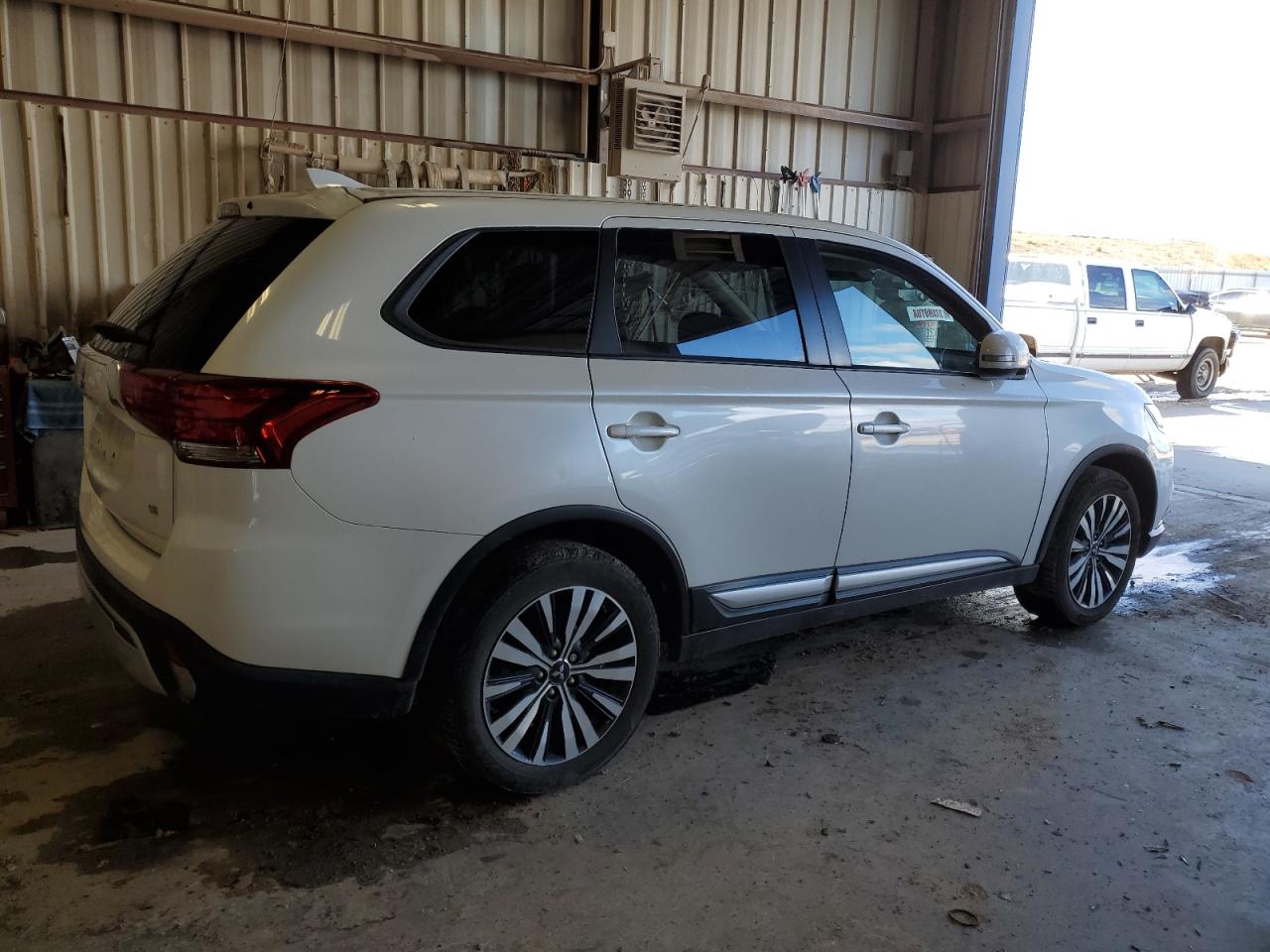 2020 Mitsubishi Outlander - Image 3