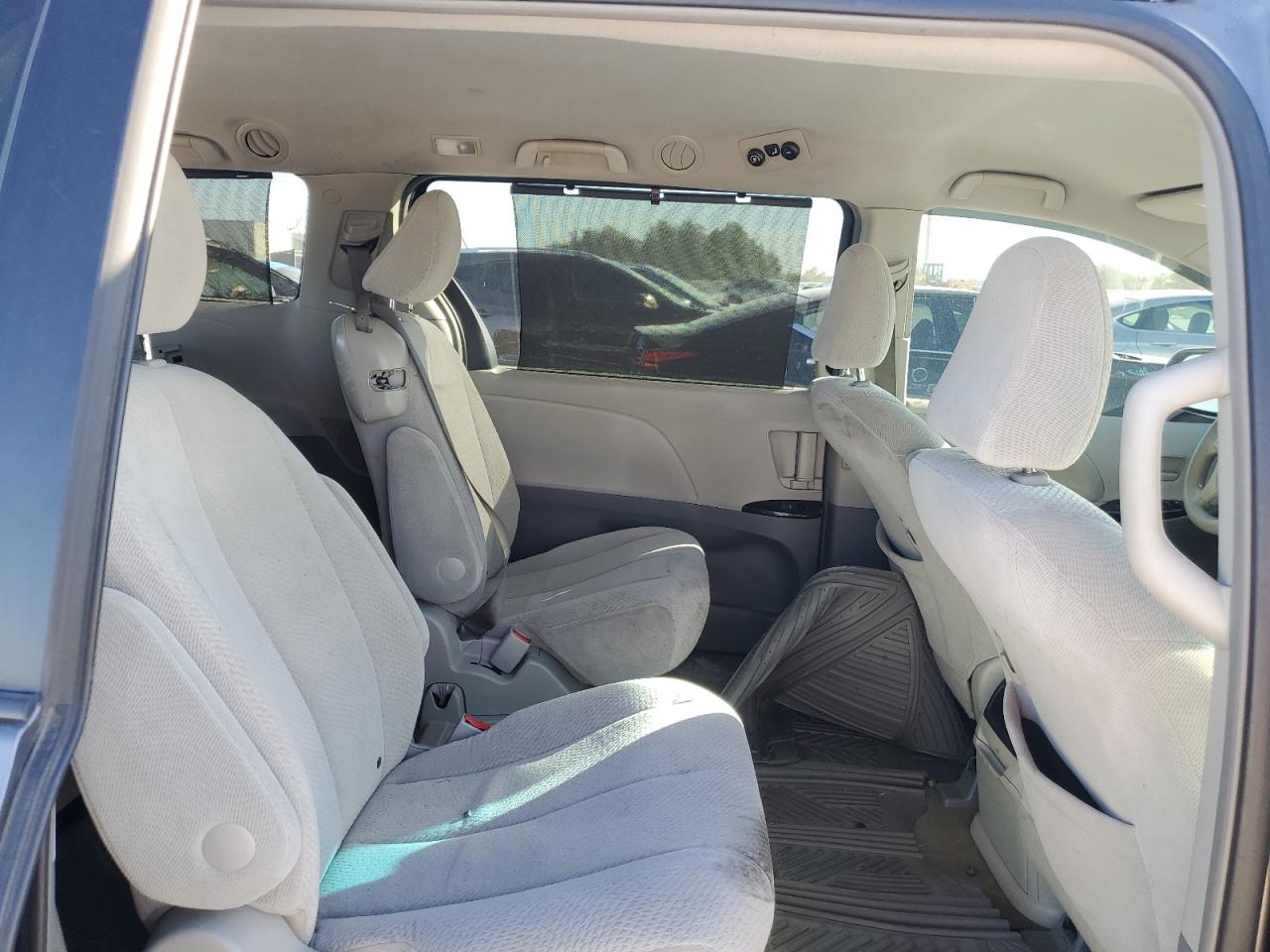 2011 Toyota Sienna - Image 11