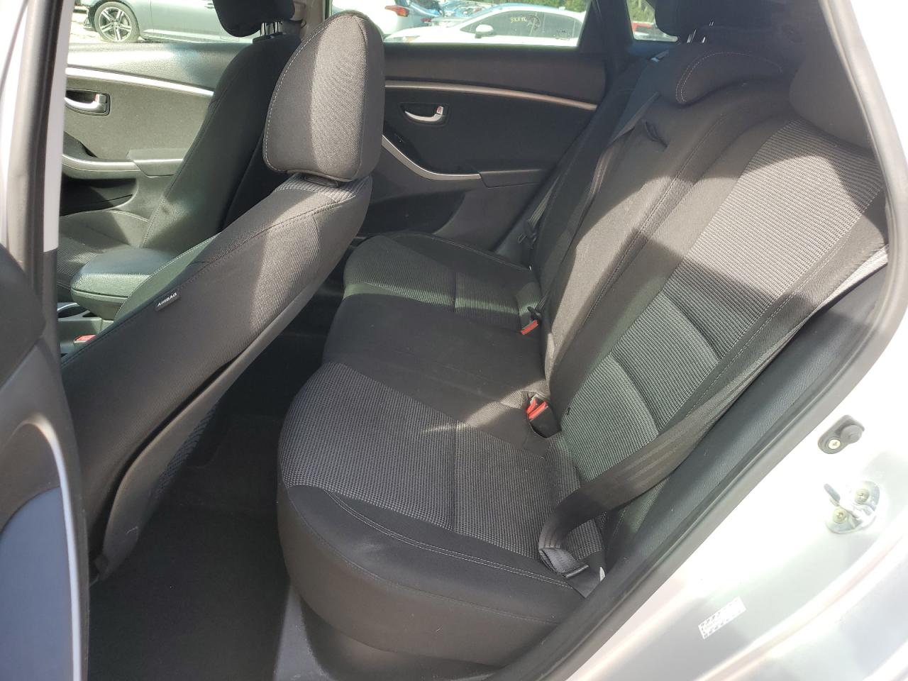 2016 Hyundai Elantra - Image 10