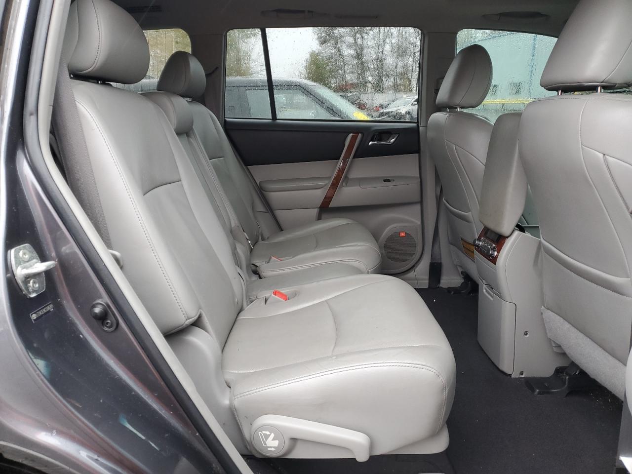 2012 Toyota Highlander - Image 11