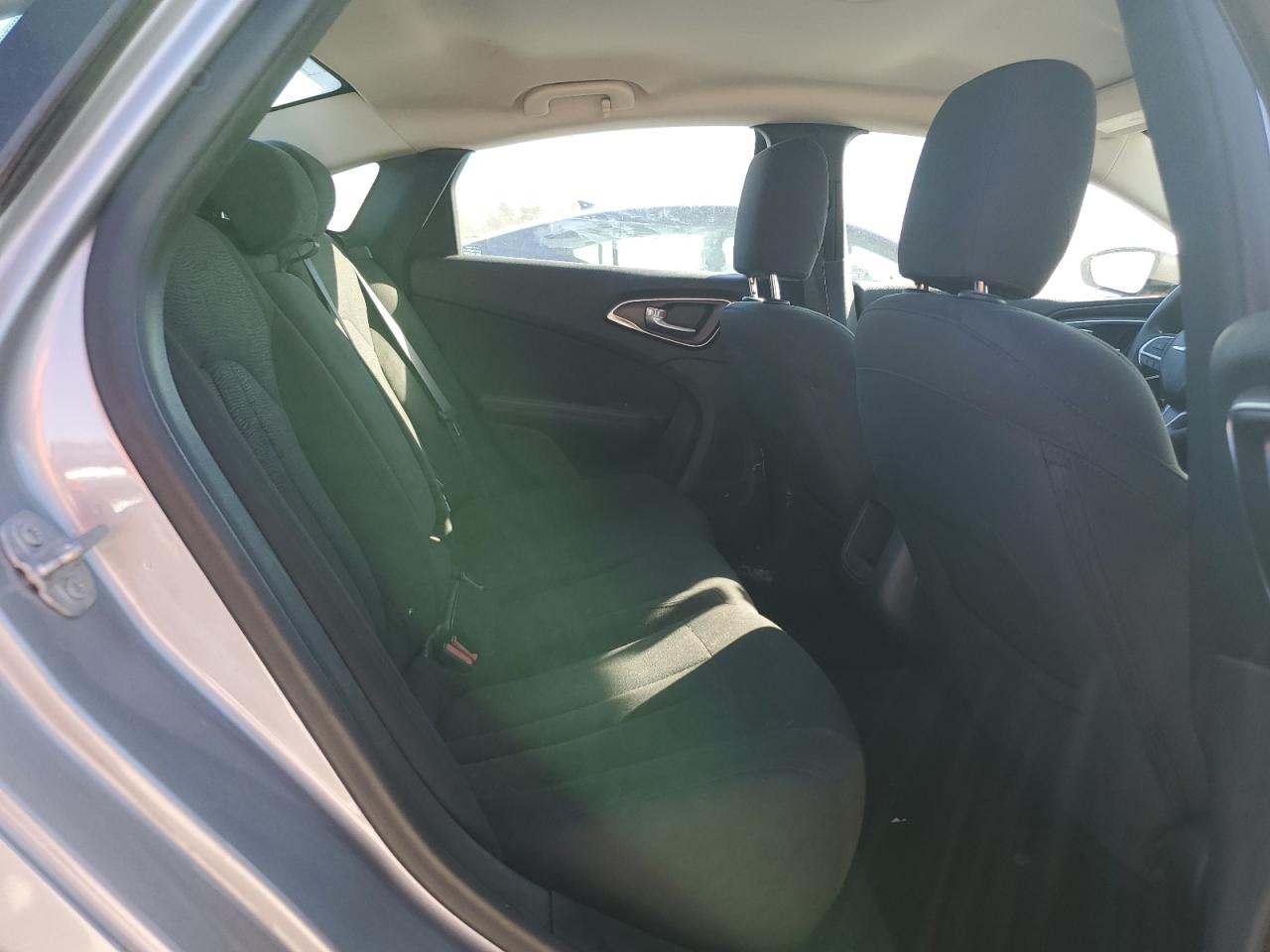 2016 Chrysler 200 - Image 10