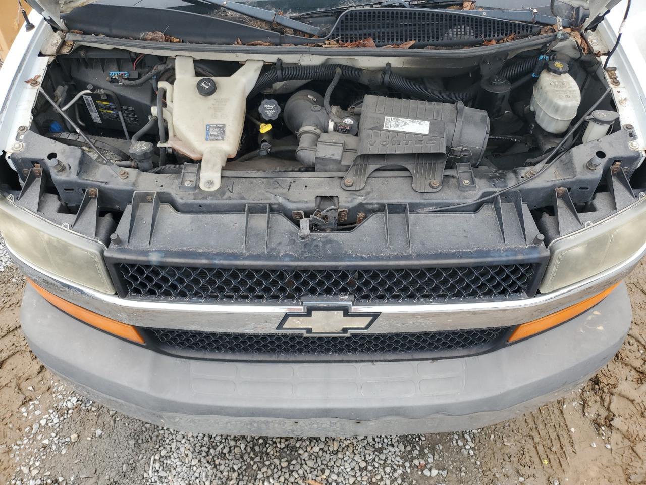 2009 Chevrolet Express - Image 12