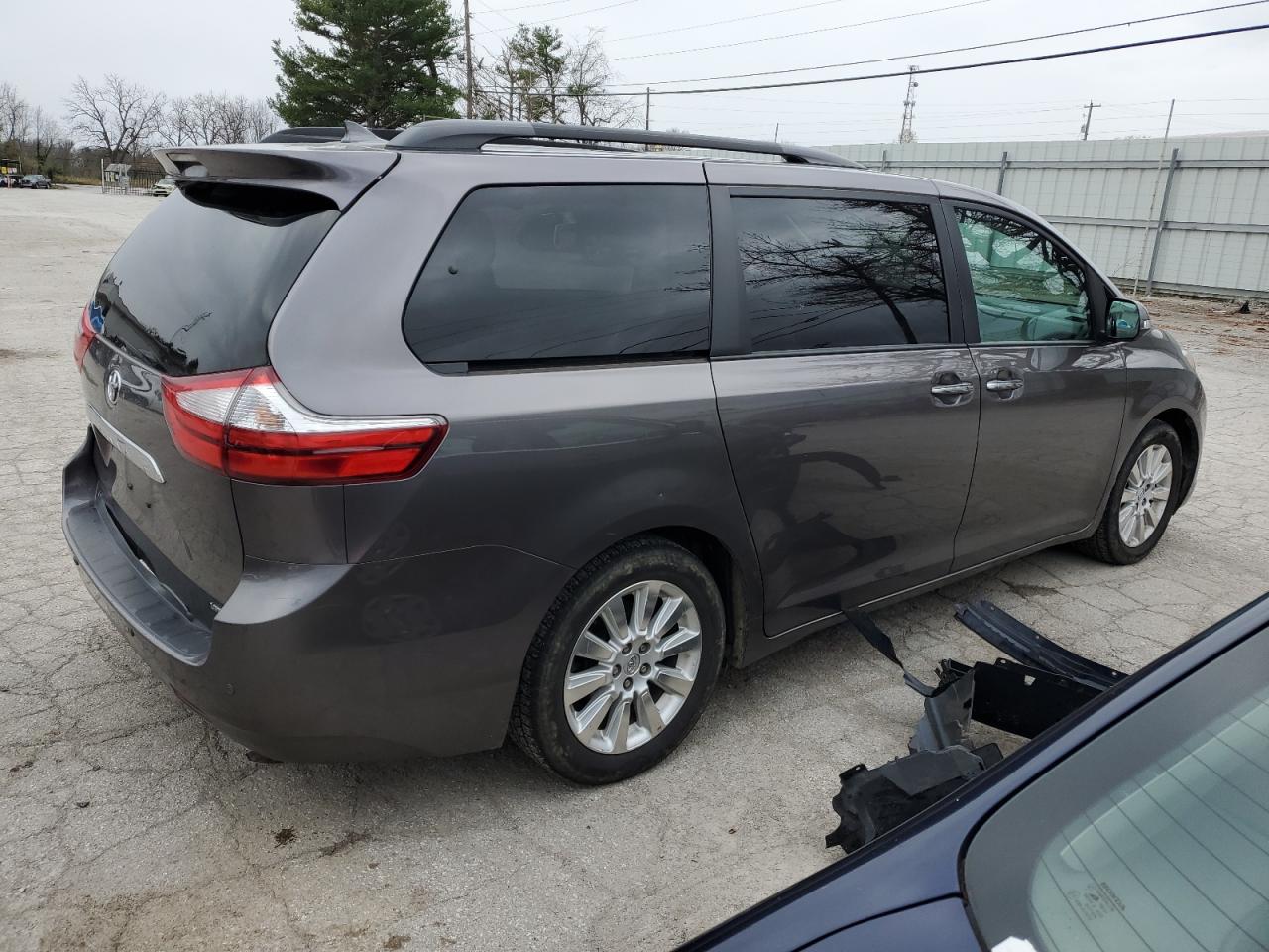2015 Toyota Sienna - Image 3