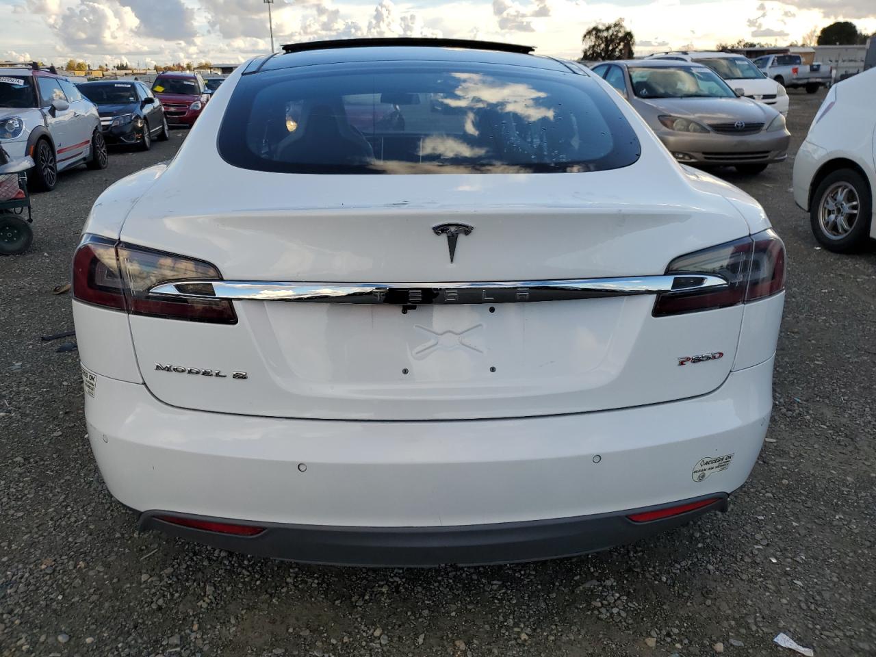 2015 Tesla Model S VIN: 5YJSA1E40FF110998 Lot: 81860084