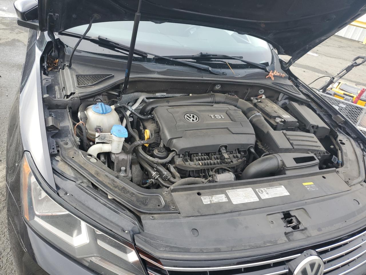 2017 Volkswagen Passat - Image 11