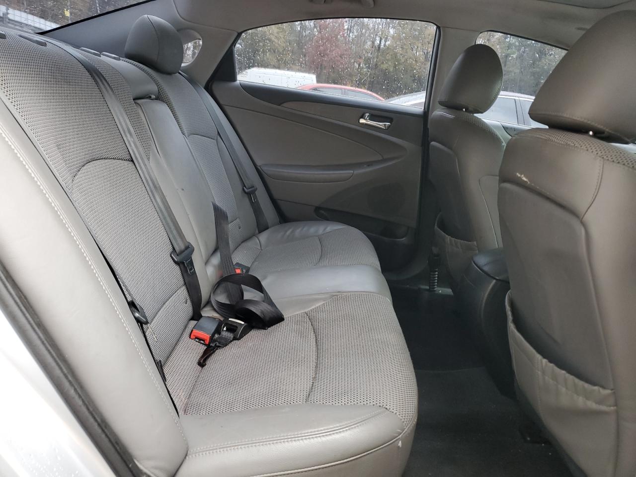 2011 Hyundai Sonata - Image 10