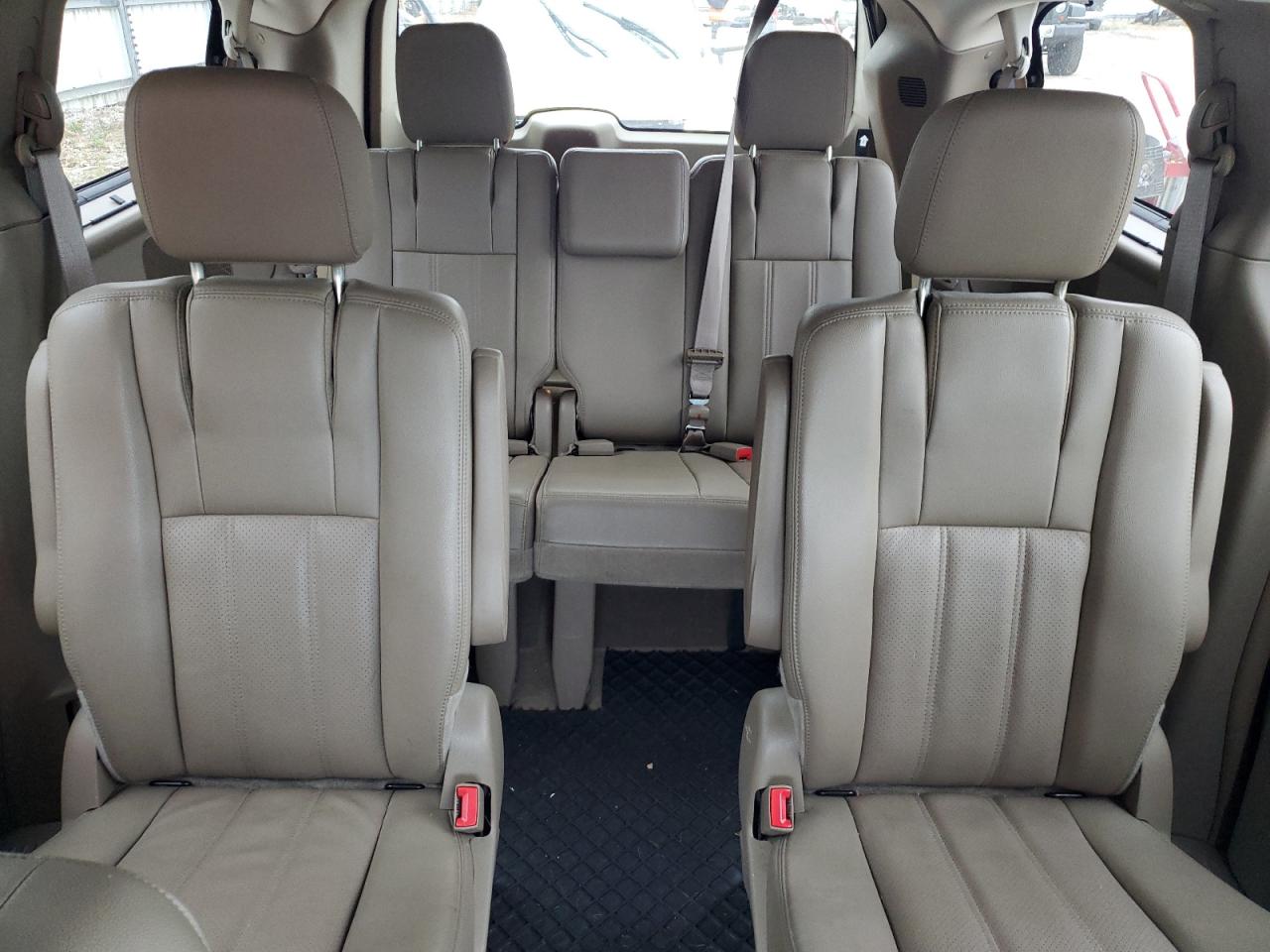 2013 Chrysler Town & Country - Image 10