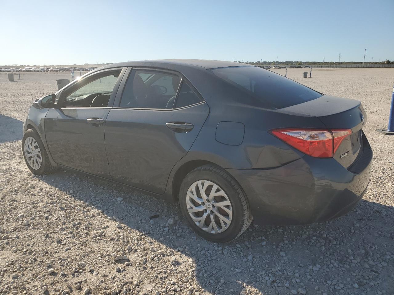 VIN 5YFBURHEXJP758467 2018 TOYOTA COROLLA no.2