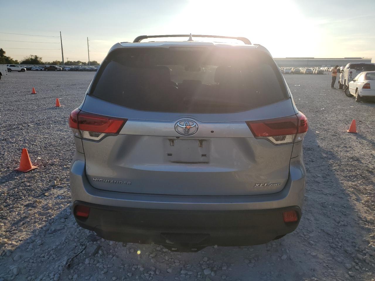 2017 Toyota Highlander - Image 6