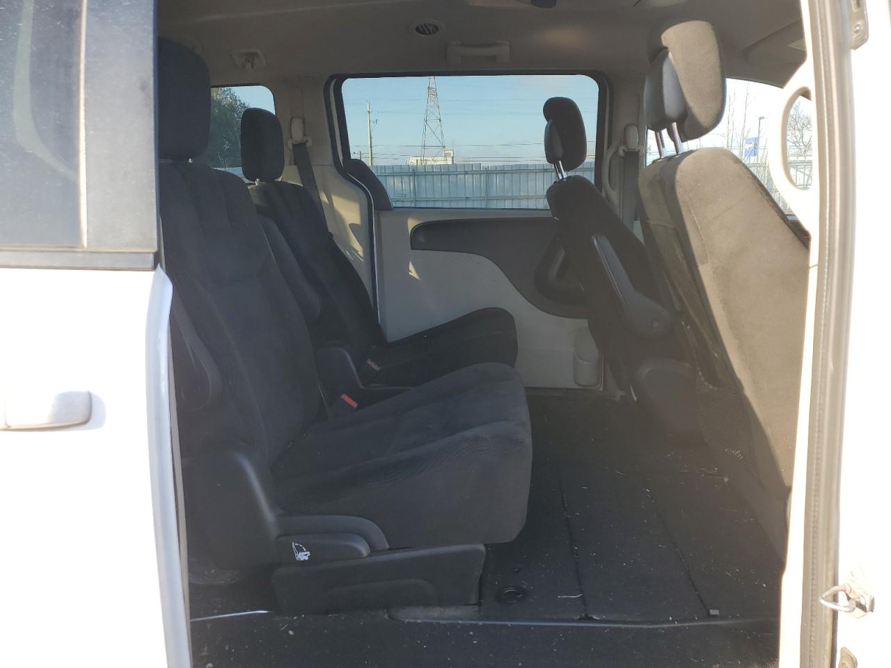 2017 Dodge Caravan - Image 11