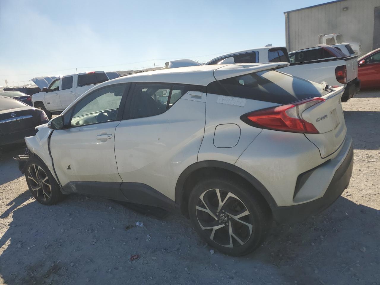 VIN NMTKHMBX0JR017557 2018 TOYOTA C-HR no.2