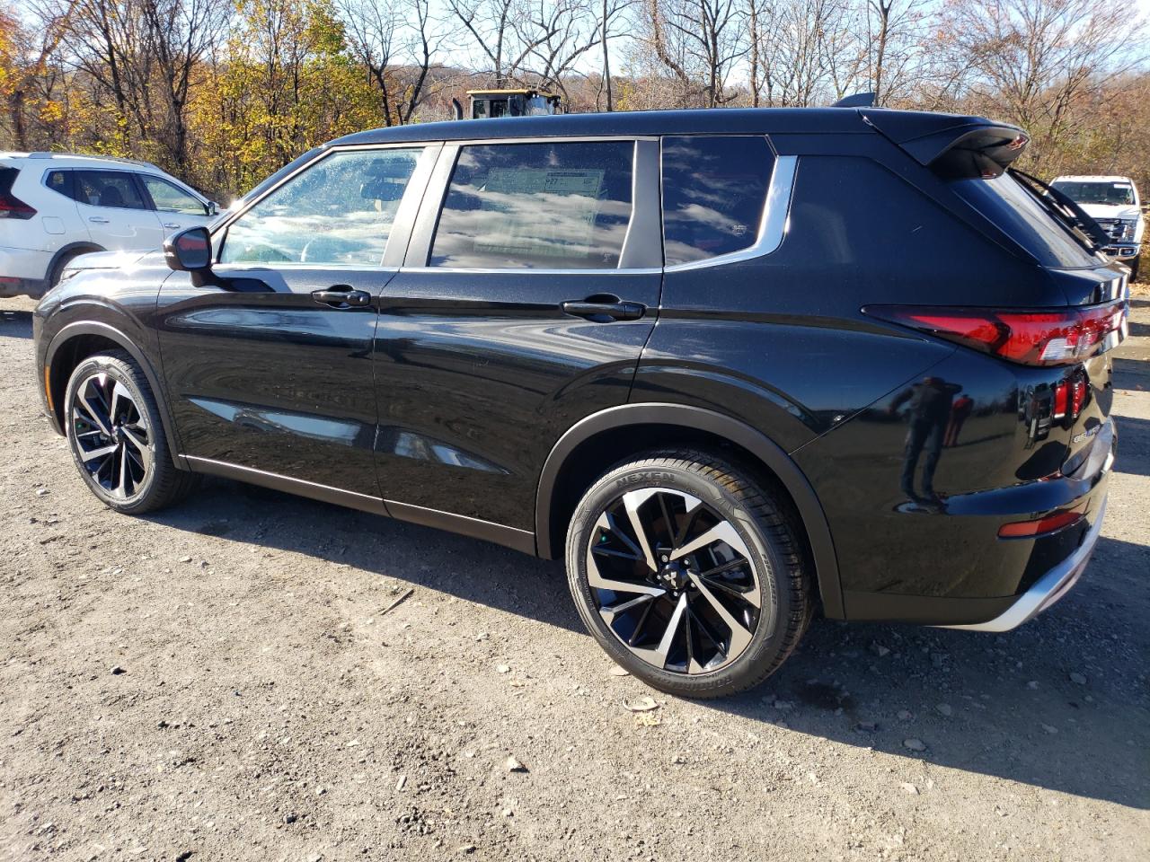 2024 Mitsubishi Outlander - Image 2