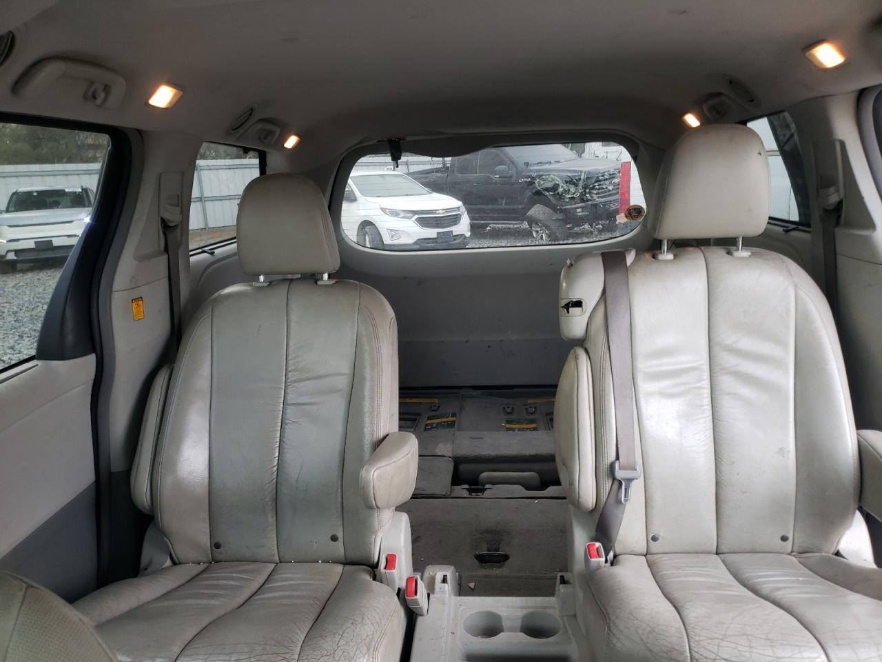 2011 Toyota Sienna - Image 10