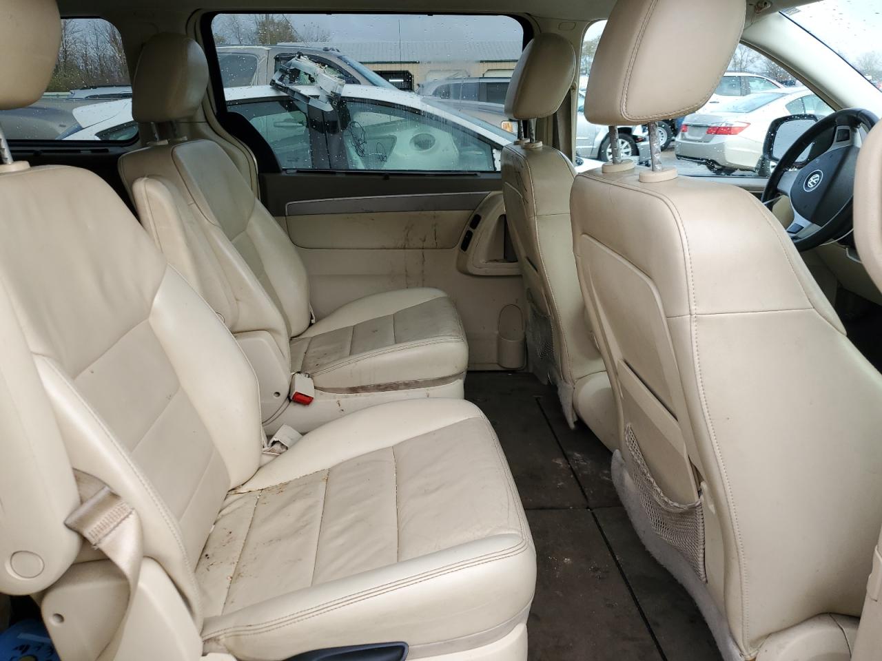 2010 Volkswagen Routan - Image 11