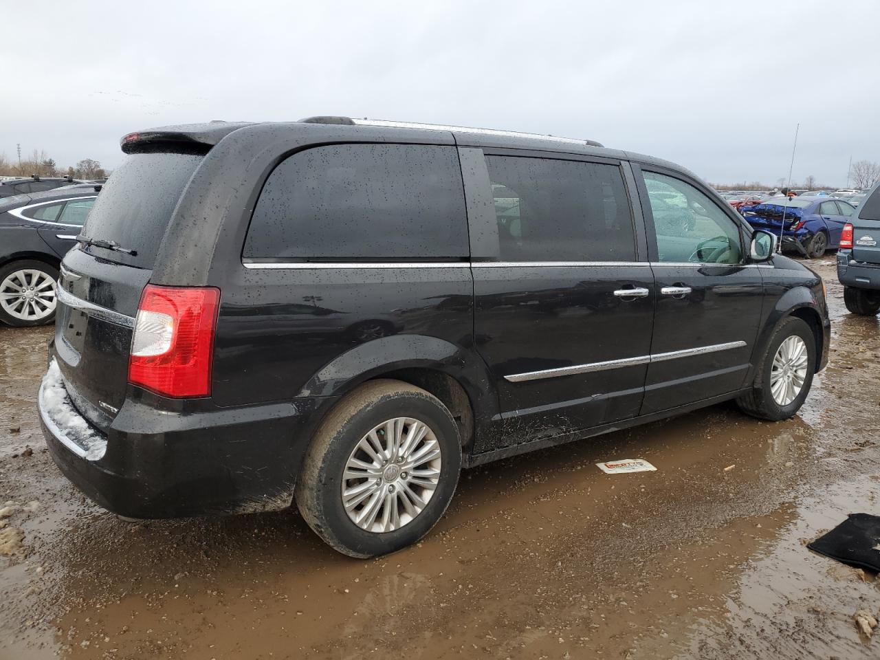 2014 Chrysler Town & Country - Image 3