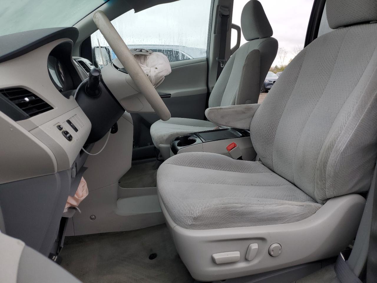 2013 Toyota Sienna - Image 7