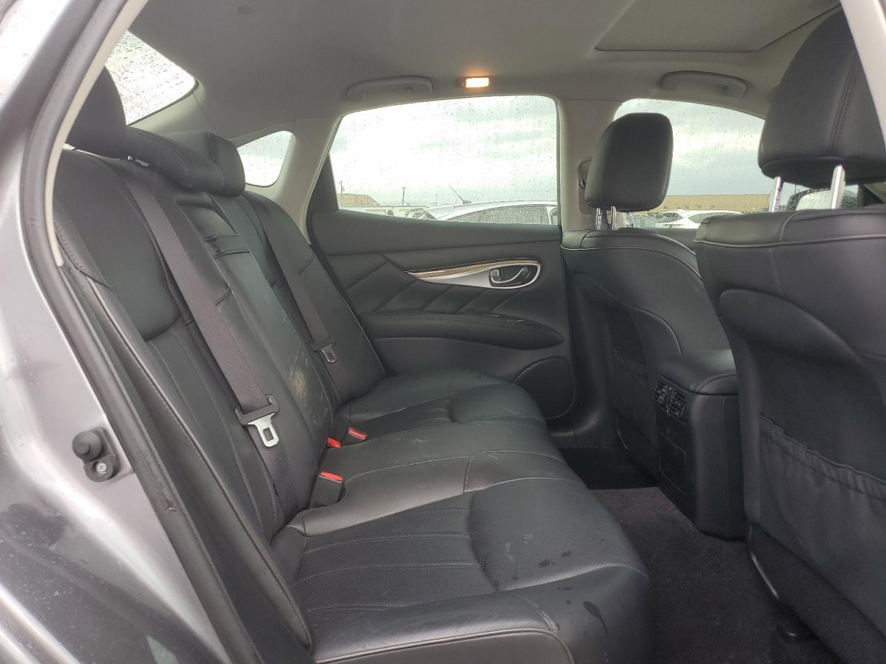 2015 Infiniti Q70 - Image 10