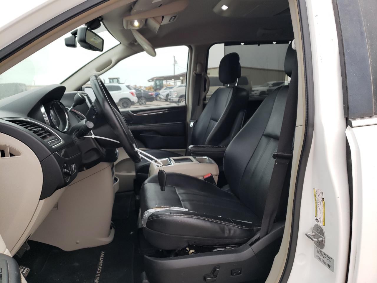 2015 Chrysler Town & Country - Image 7
