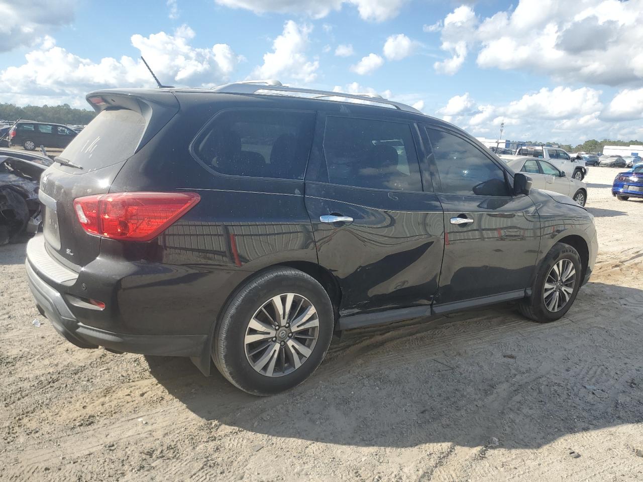 2018 Nissan Pathfinder - Image 3