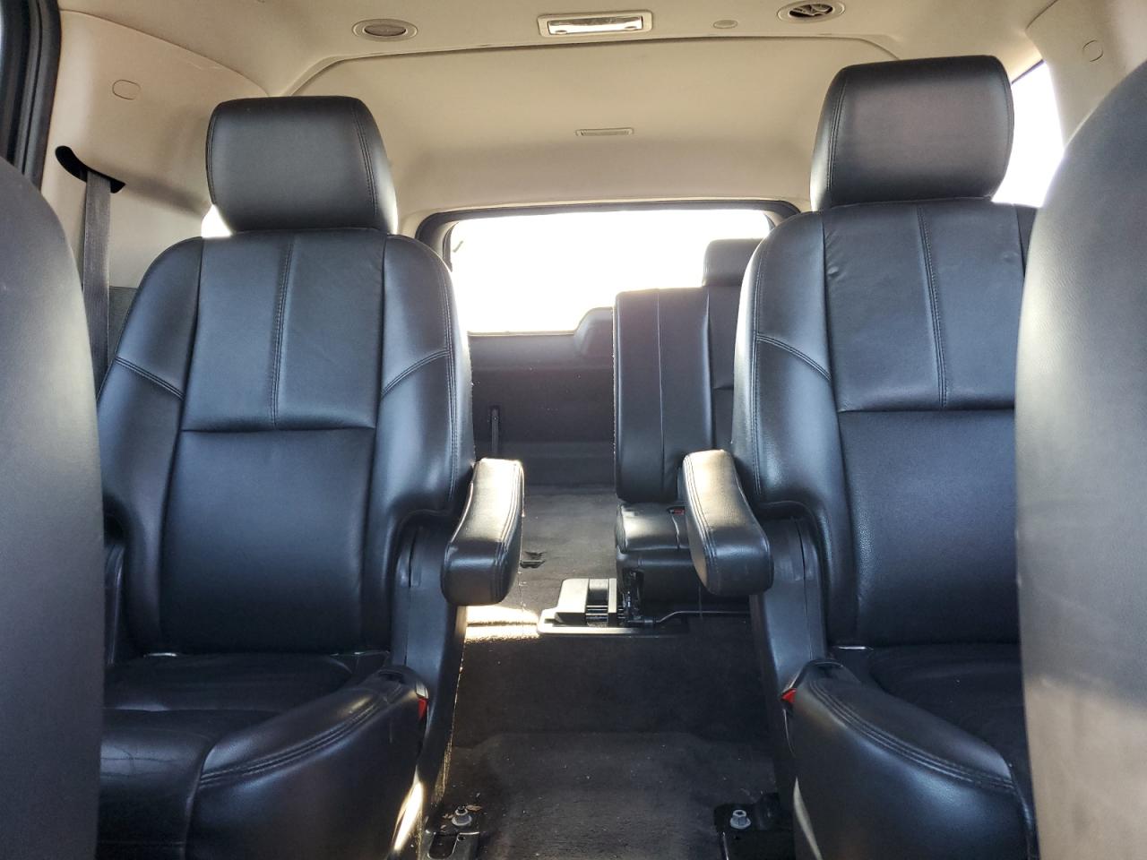 2011 Chevrolet Suburban - Image 10