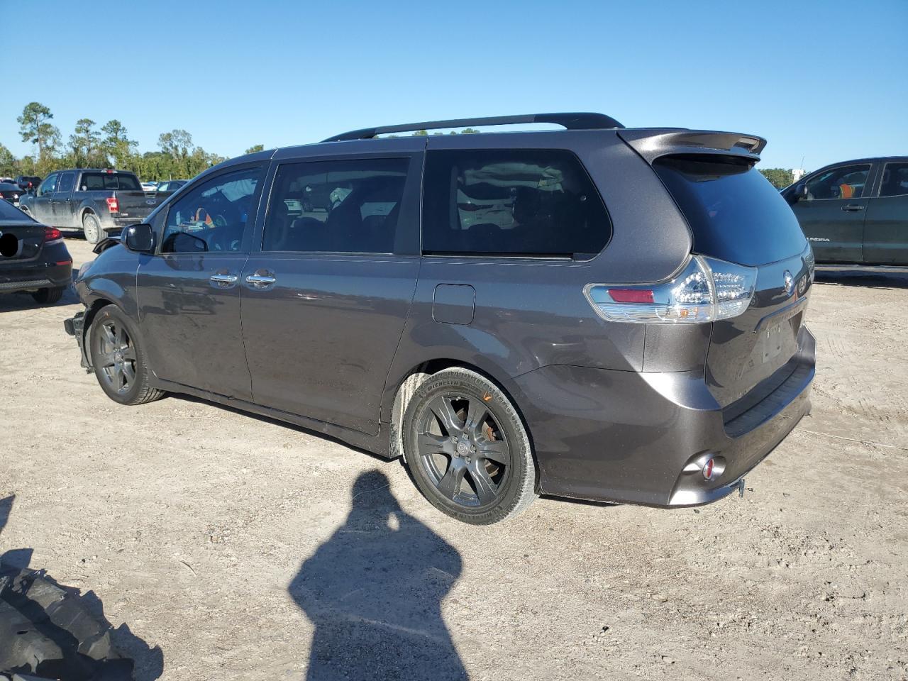 5TDXZ3DC3HS786489 2017 TOYOTA SIENNA - Image 2