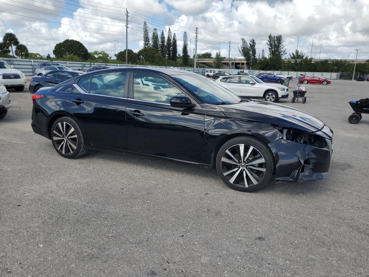 2022 Nissan Altima - Image 4
