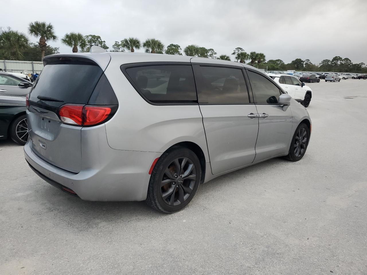 2018 Chrysler Pacifica - Image 3