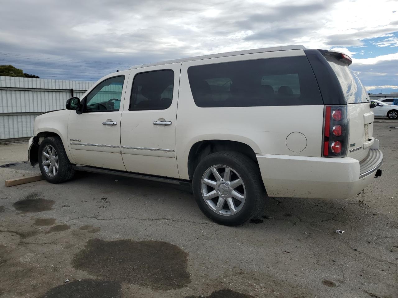 2012 GMC Yukon - Image 2
