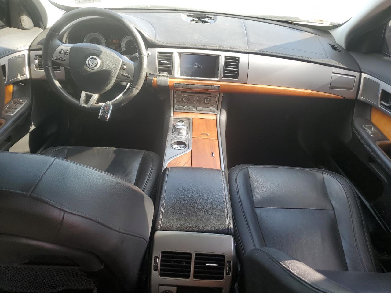 2010 Jaguar XF - Image 8