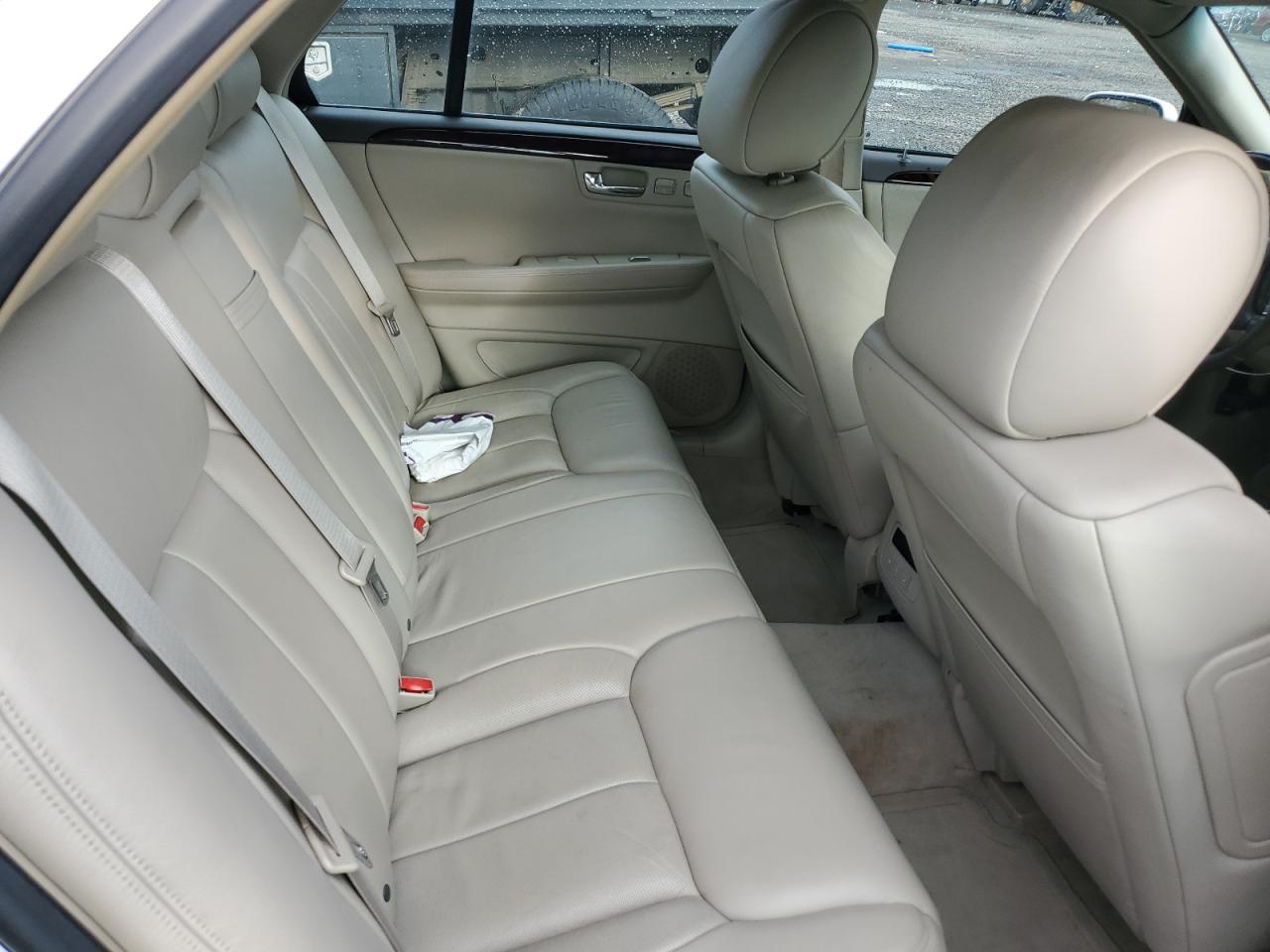 2010 Cadillac DTS - Image 10