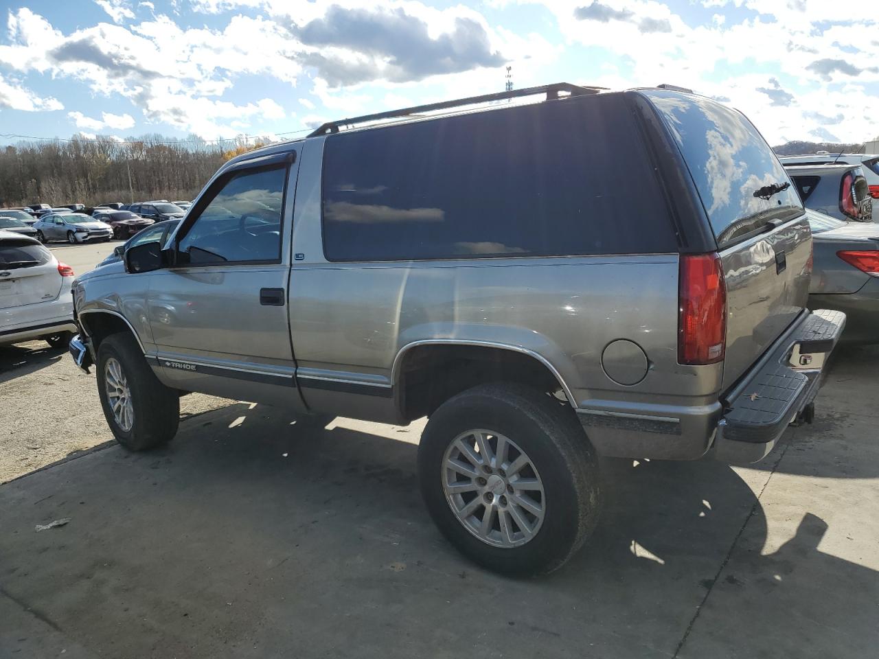 1999 Chevrolet Tahoe - Image 2