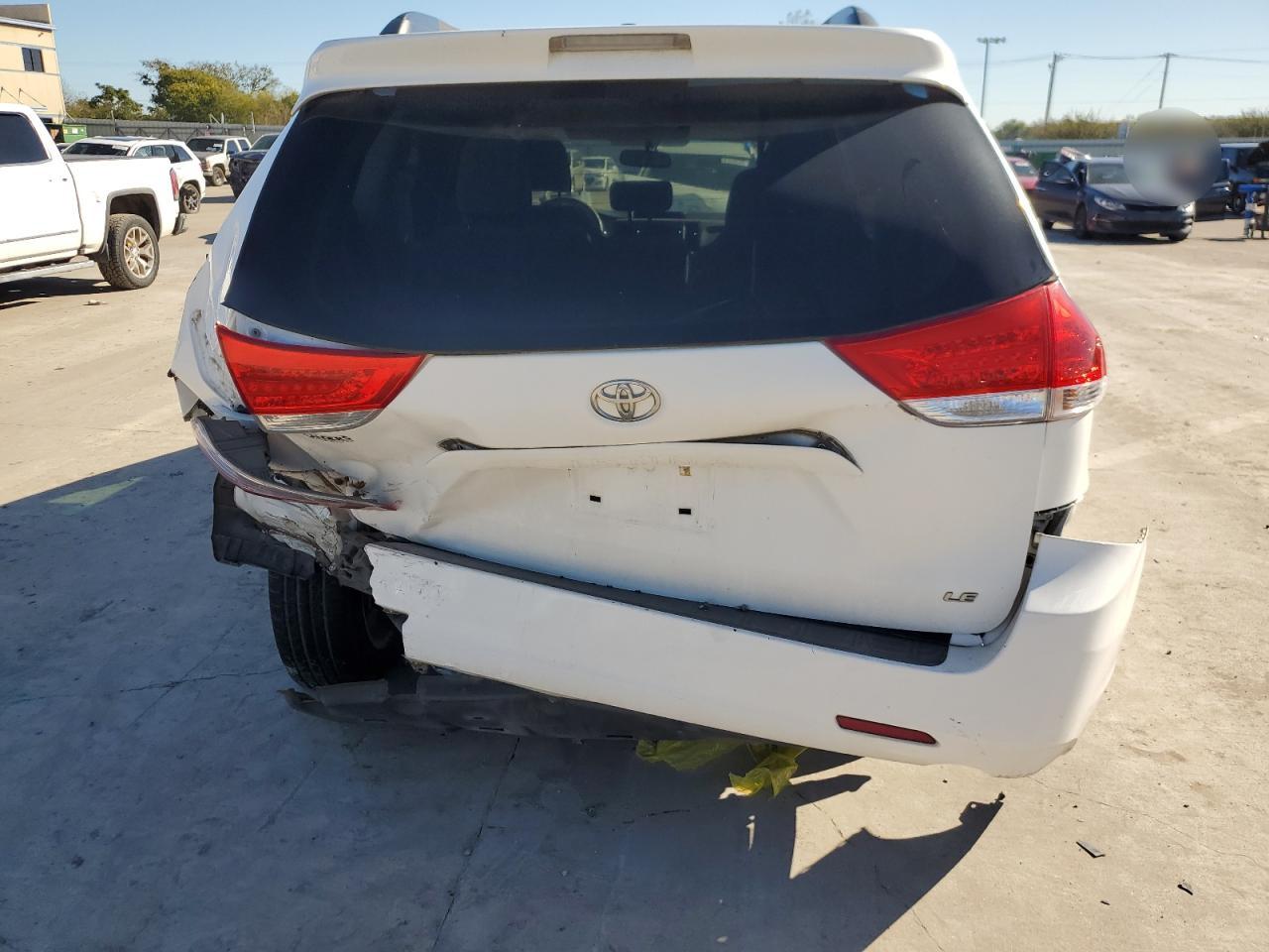 2011 Toyota Sienna - Image 6