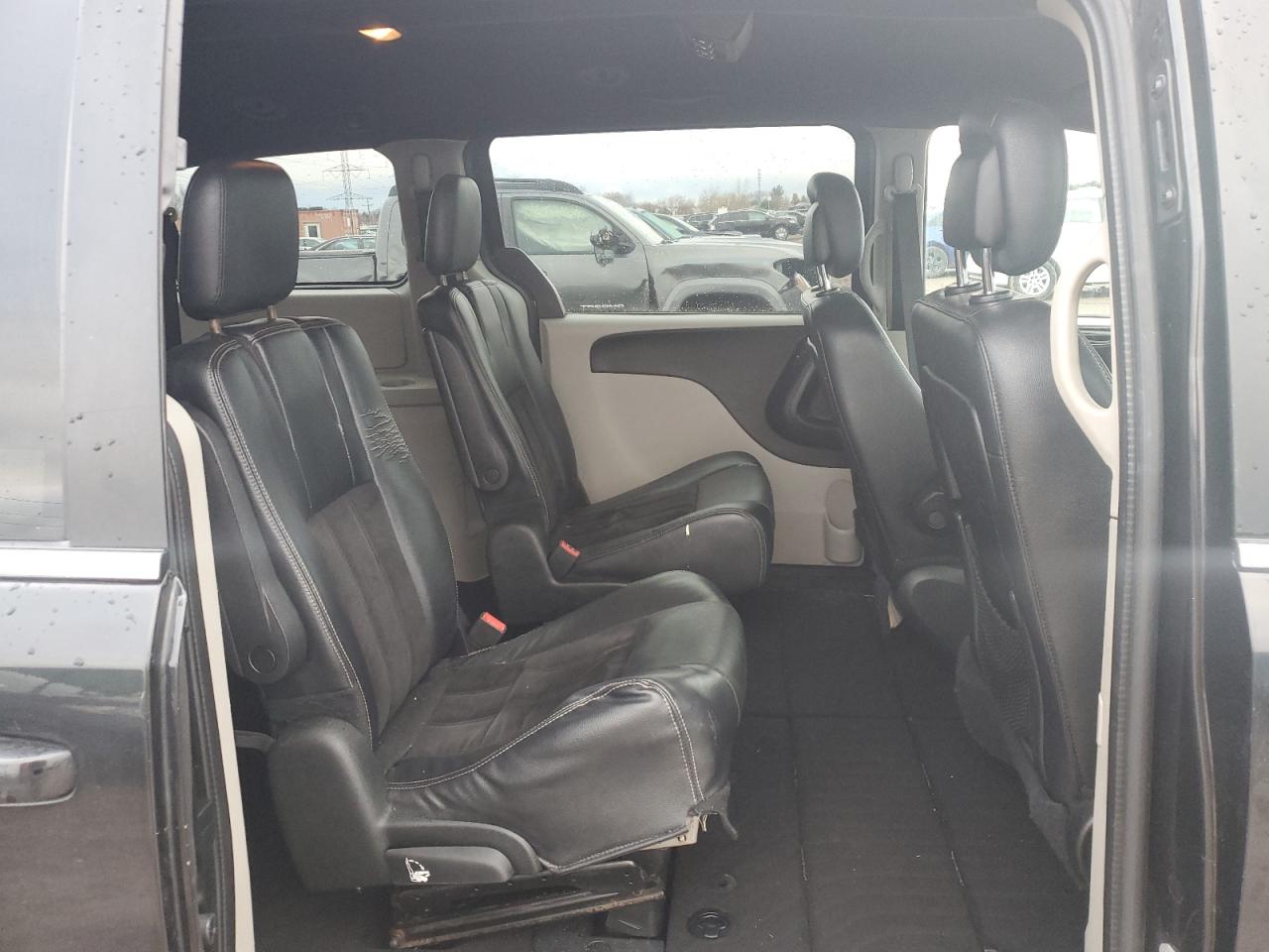 2017 Dodge Caravan - Image 11