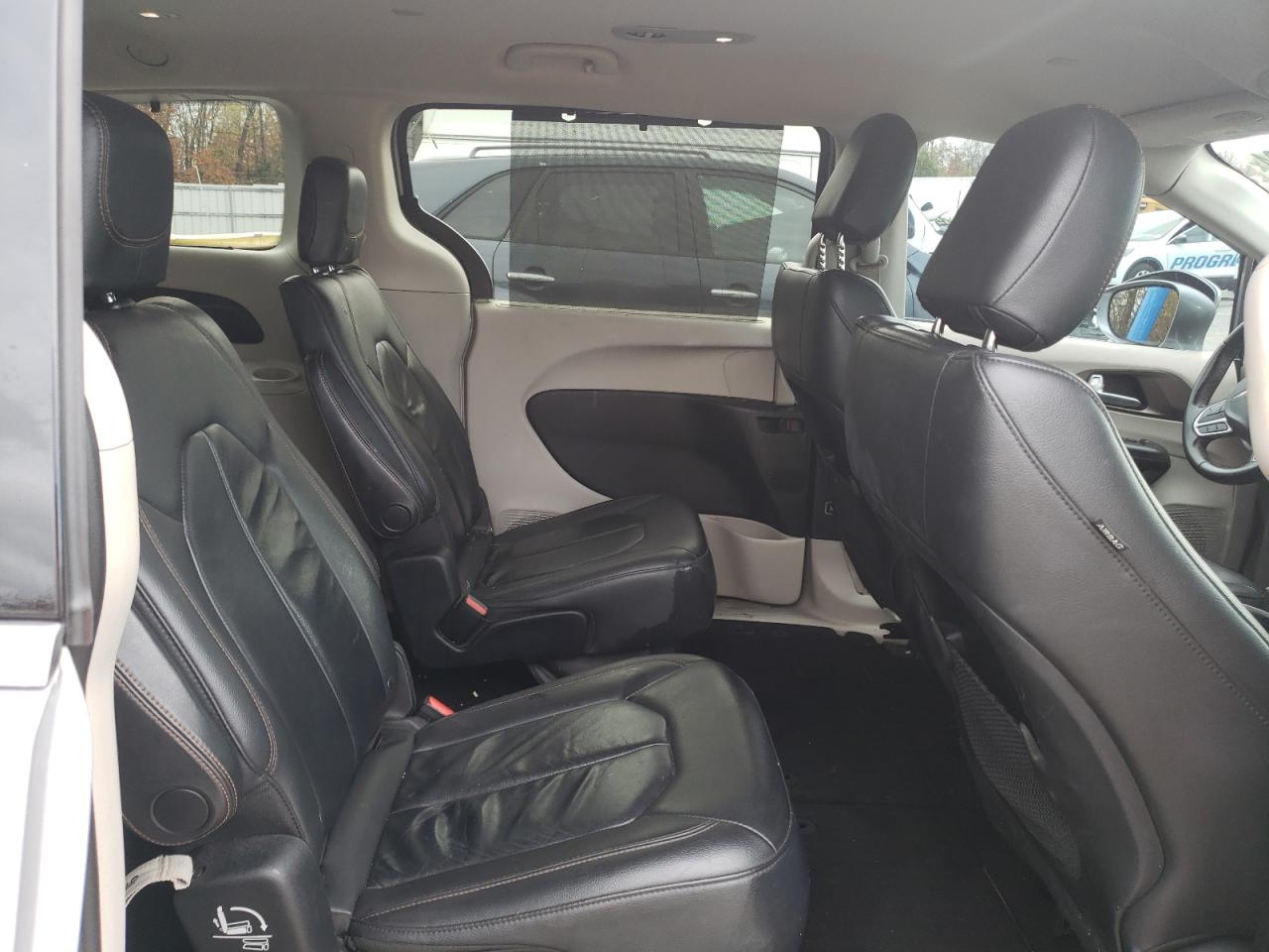 2017 Chrysler Pacifica - Image 11