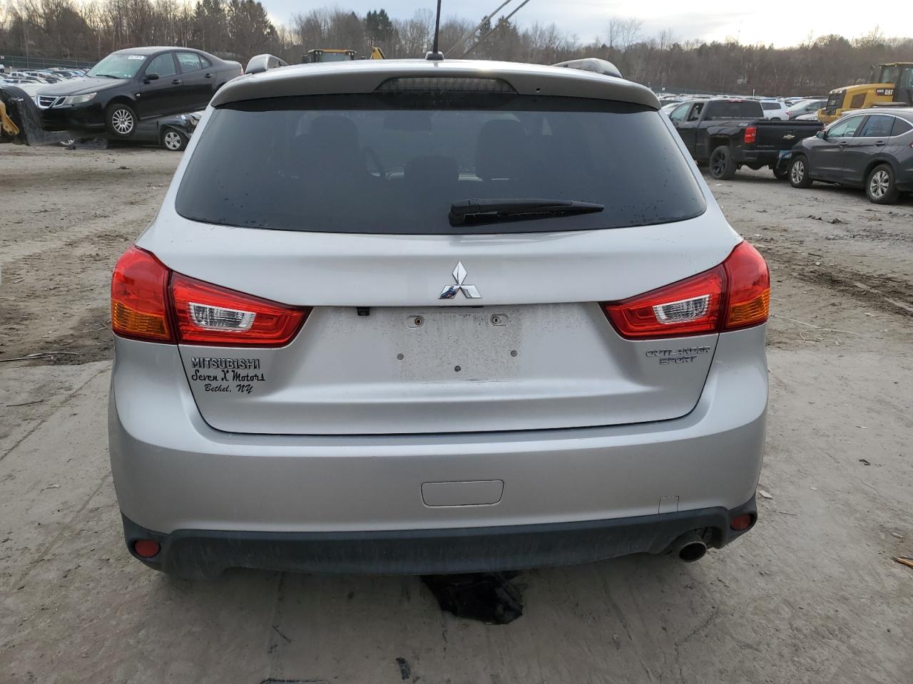2014 Mitsubishi Outlander - Image 6