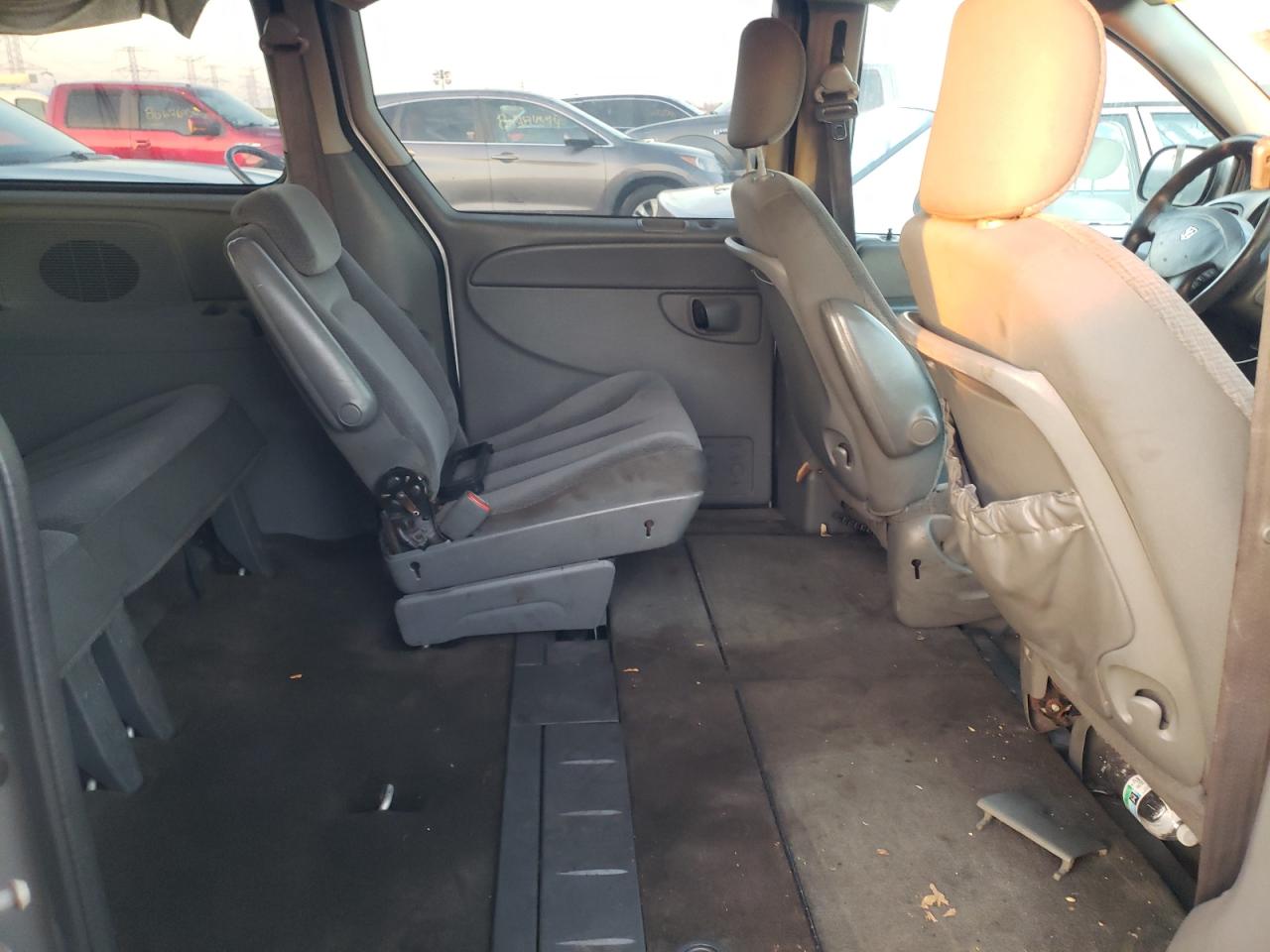 2005 Dodge Caravan - Image 11